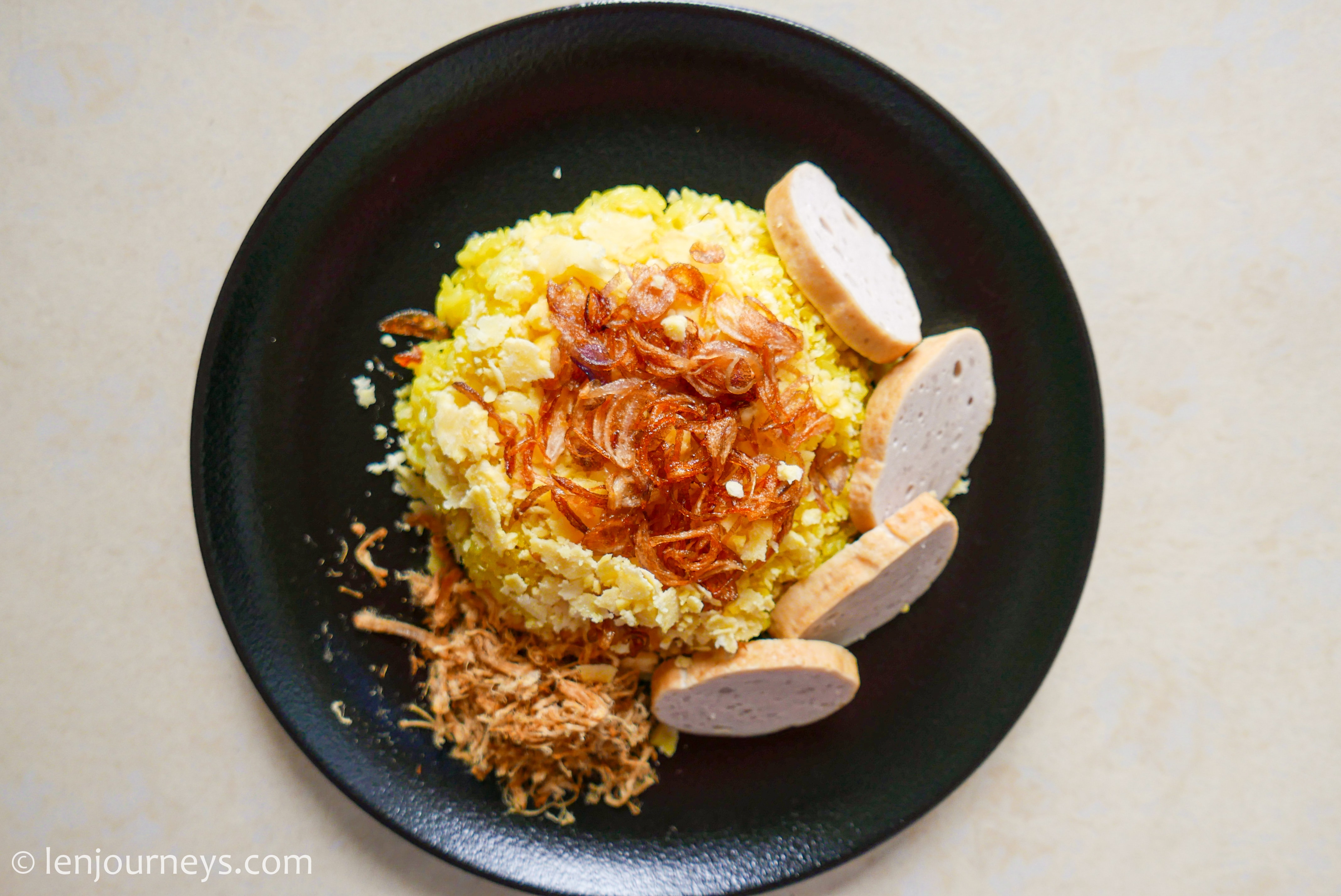 Xôi xéo, sticky rice with hand-cut mung bean