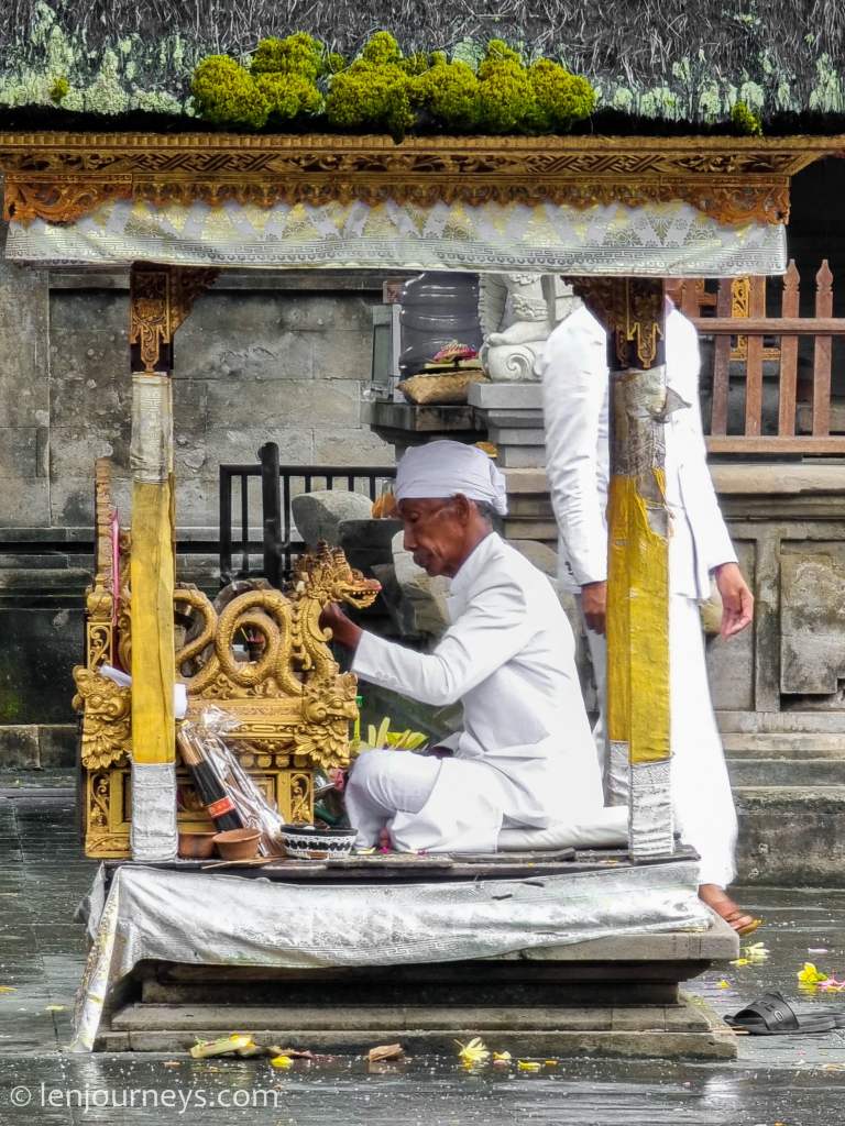 bali-water-temple-priest