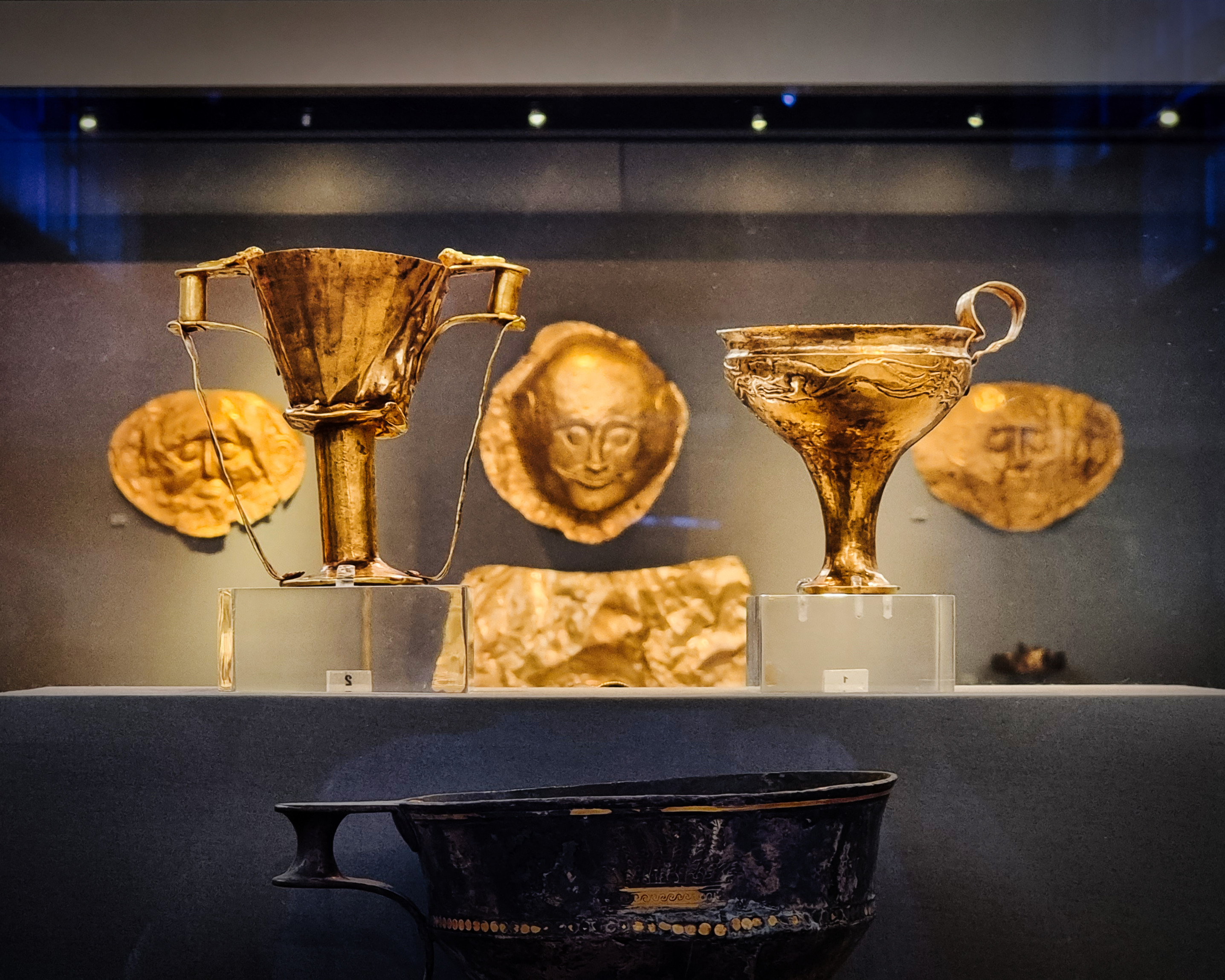 Golden artifacts from the Mycenae period