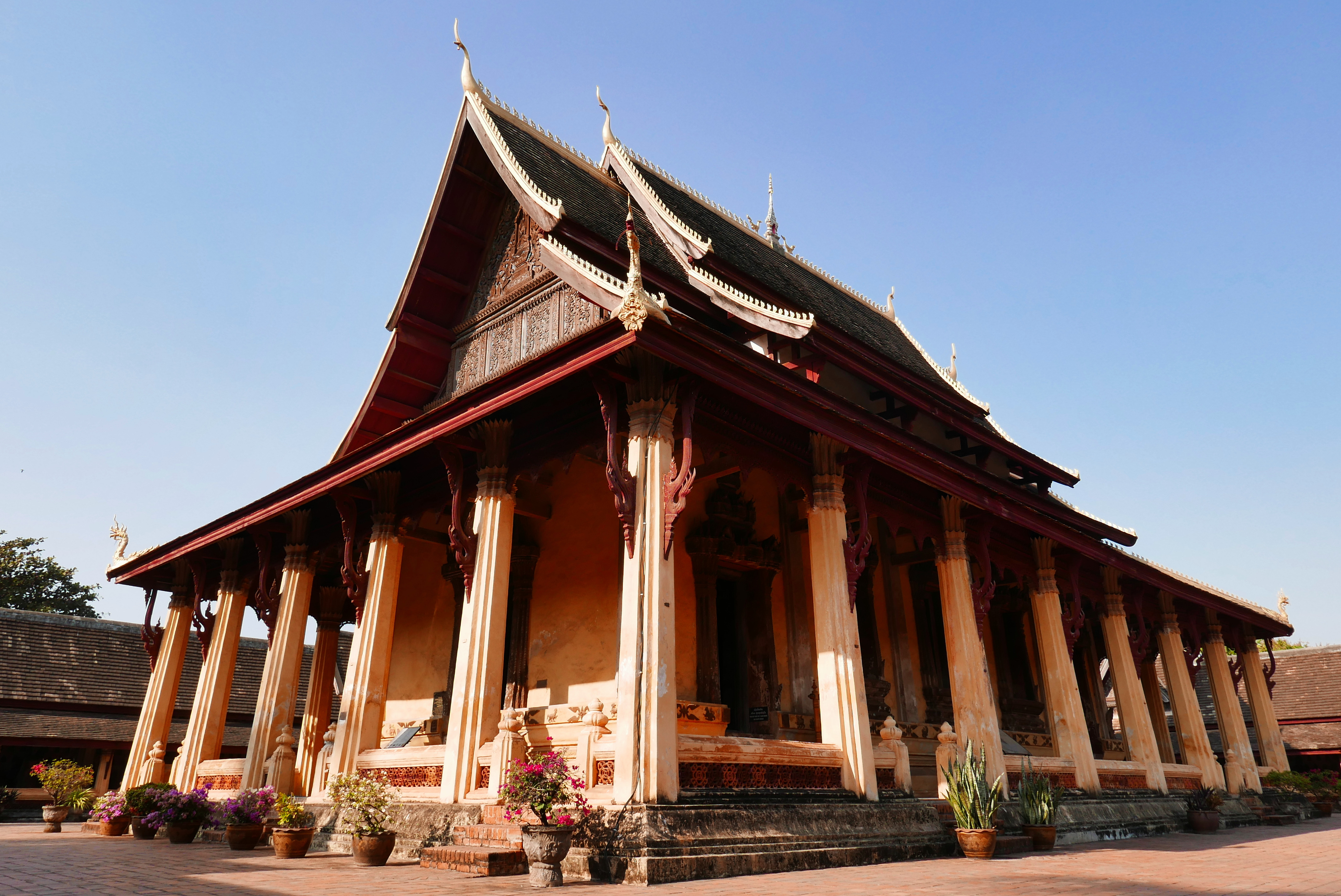 The main hall of Wat Si Saket